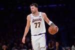 以后得注意！东契奇撤步三分打停3+1 特雷&middot;亚历山大疑似垫脚