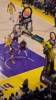 老詹给布朗尼做的掩护相当扎实啊，让儿子得以摆脱防守！