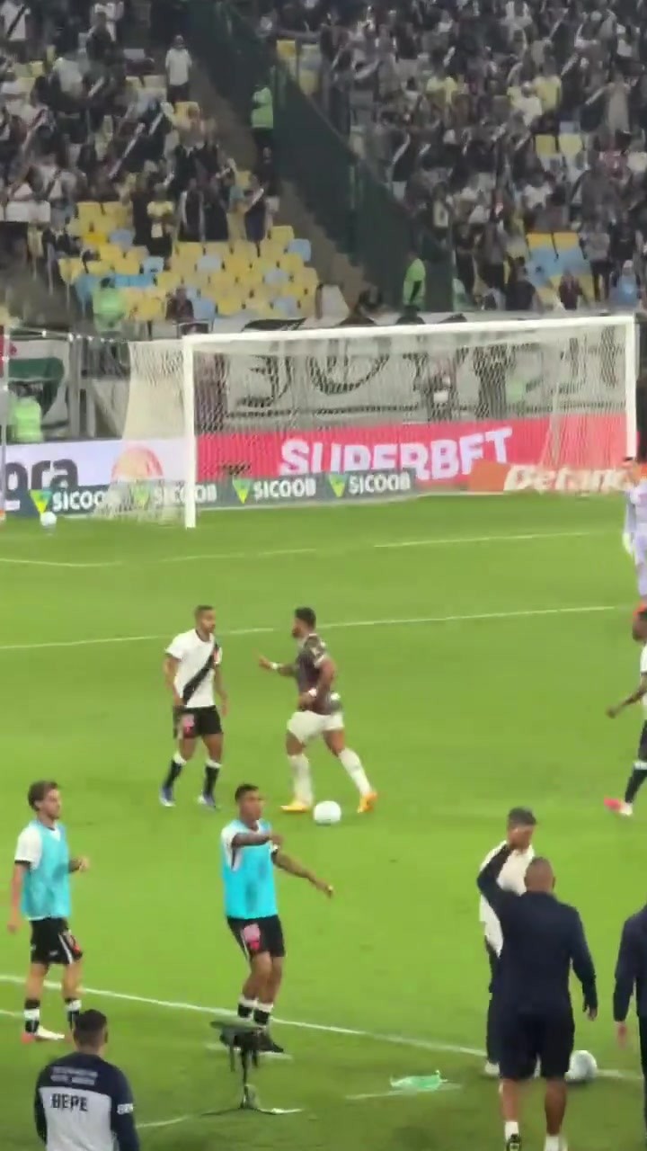 欠揍！自家替补席被爆射，胡尔克立马上前拽住对手衣服讨说法