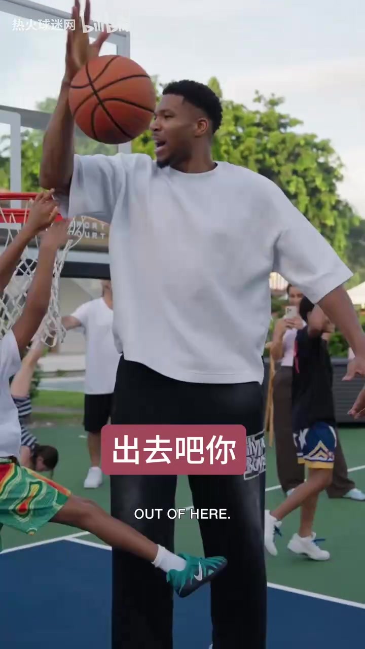 新赛季常规赛开始前夕，热火全队照例在斯波家进行烧烤团建活动